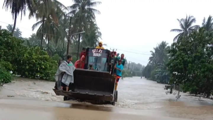 PT. KLS Bantu Evakuasi Warga Terdampak Banjir di Desa Arga Kencana