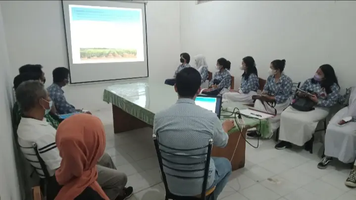 Puluhan Pelajar SMK 1 Luwuk Belajar di PT.KLS